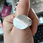 Personalisierter gravierter 17 mm runder Siegelring, gravierte Buchstaben, Logo-Ringe, modischer Kupfer-Schmuck für Herren