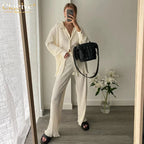 Clacive Lässiger locker sitzender Hausanzug Herbst Langarmbluse mit High-Waist-Hose Set Damen Elegantes plissiertes beiges 2-teiliges Hosenset