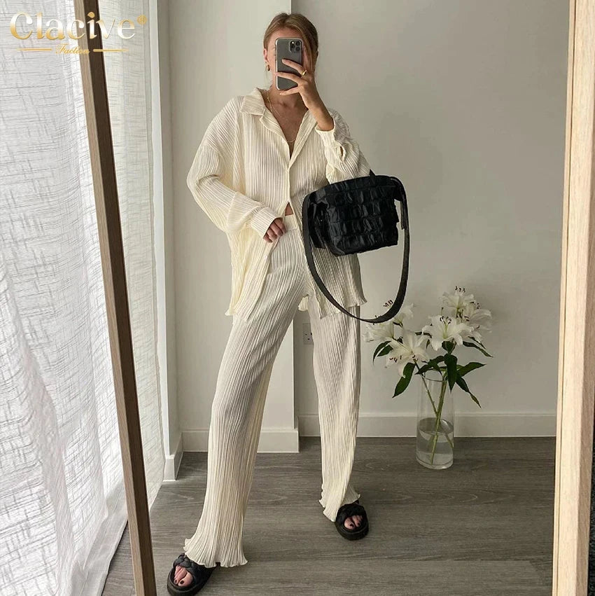 Clacive Lässiger locker sitzender Hausanzug Herbst Langarmbluse mit High-Waist-Hose Set Damen Elegantes plissiertes beiges 2-teiliges Hosenset