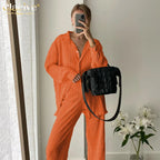 Clacive Lässiger locker sitzender Hausanzug Herbst Langarmbluse mit High-Waist-Hose Set Damen Elegantes plissiertes beiges 2-teiliges Hosenset