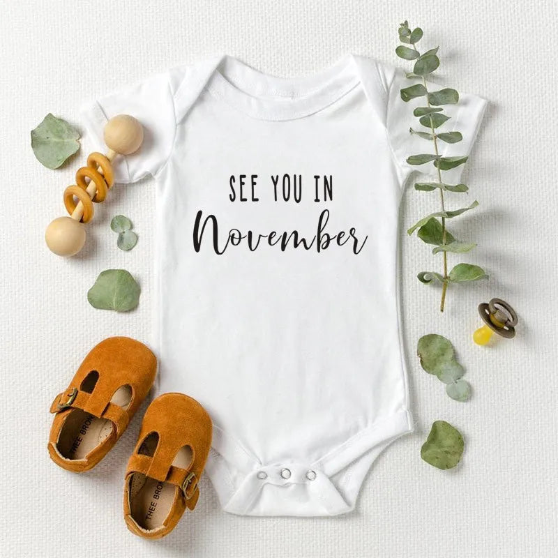 Baby Ankündigung Wir sehen uns im Oktober Baby Body Schwangerschafts-Verkündung Strampler personalisiert Babyparty Geschenk 100% Baumwolle