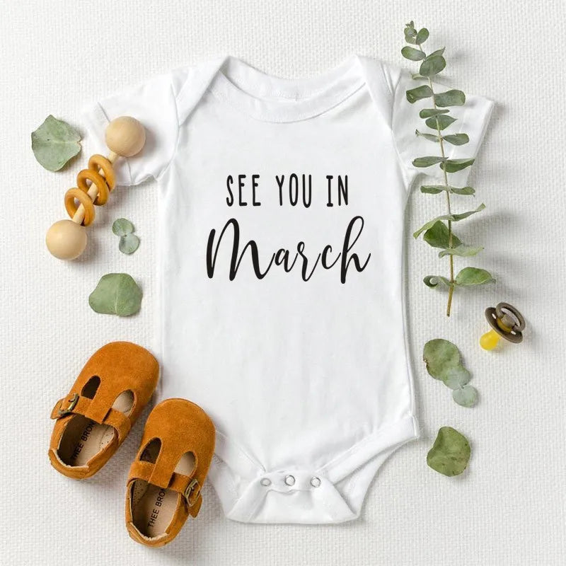 Baby Ankündigung Wir sehen uns im Oktober Baby Body Schwangerschafts-Verkündung Strampler personalisiert Babyparty Geschenk 100% Baumwolle