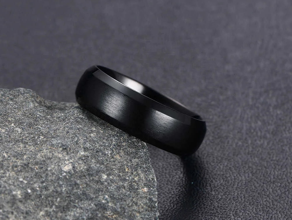 Vnox Personalisierter Edelstahlring mit abgeschrägter Kante und gebürsteter Mitte für Herren und Damen, schwarzer Ehering, individueller Namensbuchstaben-Datum-Ring
