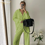 Clacive Lässiger locker sitzender Hausanzug Herbst Langarmbluse mit High-Waist-Hose Set Damen Elegantes plissiertes beiges 2-teiliges Hosenset