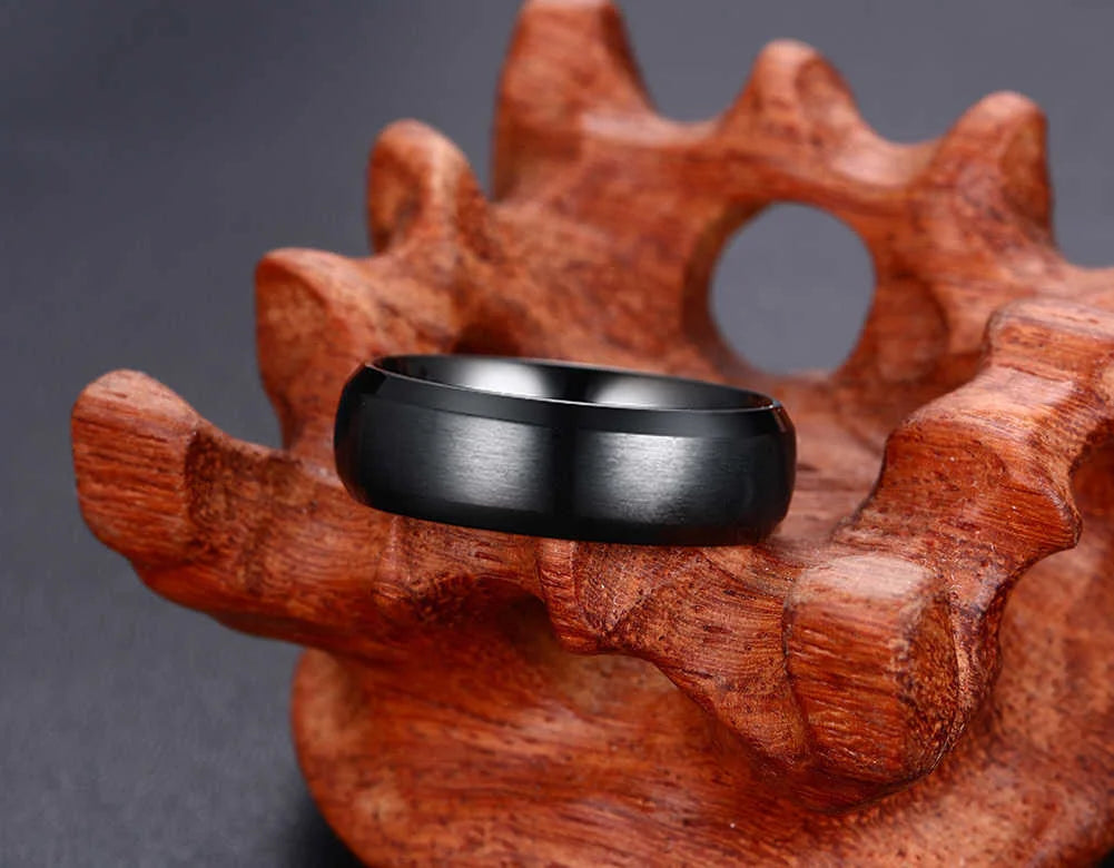 Vnox Personalisierter Edelstahlring mit abgeschrägter Kante und gebürsteter Mitte für Herren und Damen, schwarzer Ehering, individueller Namensbuchstaben-Datum-Ring