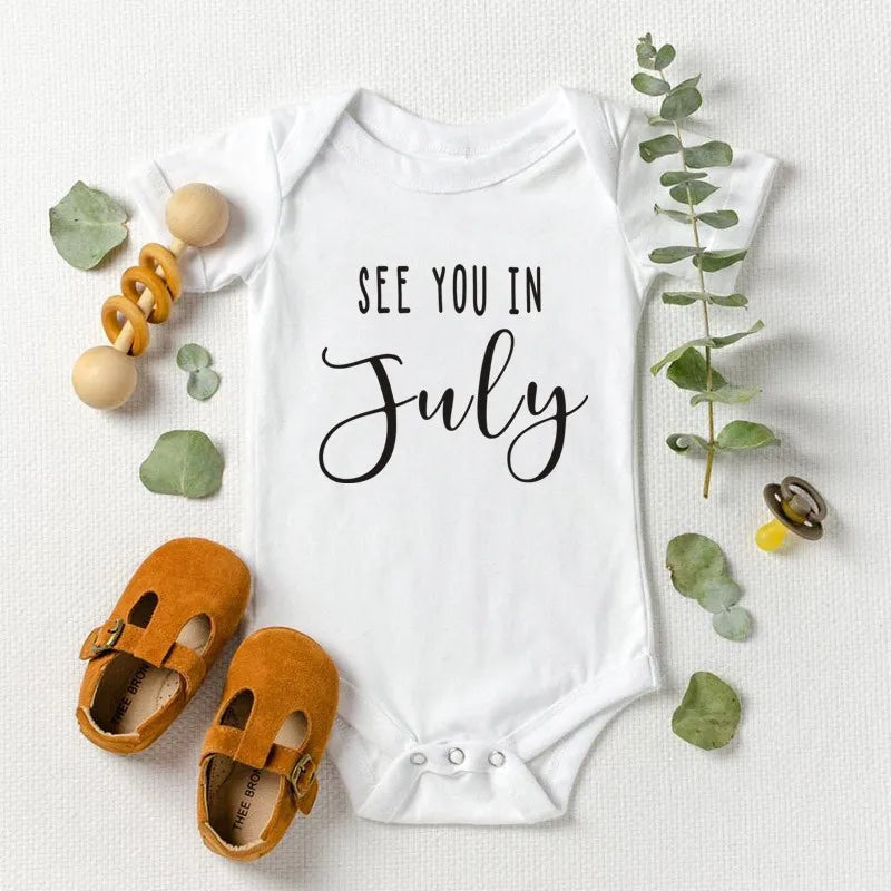 Baby Ankündigung Wir sehen uns im Oktober Baby Body Schwangerschafts-Verkündung Strampler personalisiert Babyparty Geschenk 100% Baumwolle