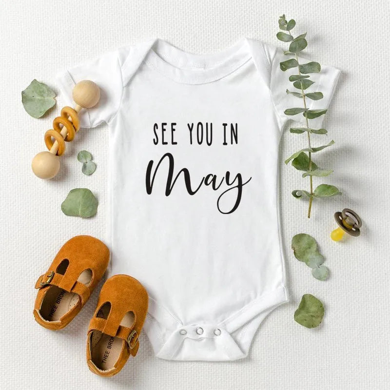 Baby Ankündigung Wir sehen uns im Oktober Baby Body Schwangerschafts-Verkündung Strampler personalisiert Babyparty Geschenk 100% Baumwolle