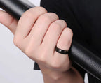 Vnox Personalisierter Edelstahlring mit abgeschrägter Kante und gebürsteter Mitte für Herren und Damen, schwarzer Ehering, individueller Namensbuchstaben-Datum-Ring
