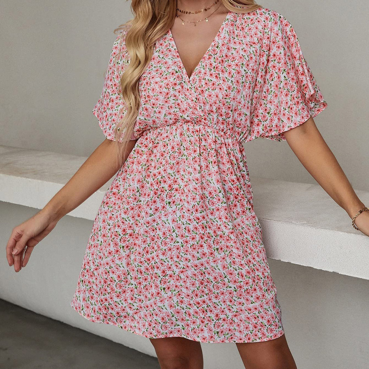 2024 Europa und die Vereinigten Staaten Frühling und Sommer neues Damenkleid Druck V-Ausschnitt Kurzarm Freizeit lockeres Kleid Frauen