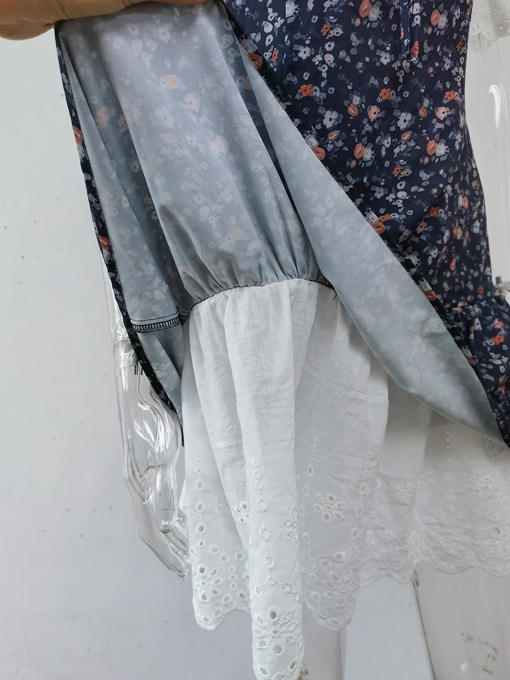 Elegantes französisches Spitzenkleid mit Blumenmuster Frühjahr/Sommer 2025 Damen sexy quadratischer Ausschnitt Pendler weich Zuhause Reise lässiges Kleid mit hoher Taille