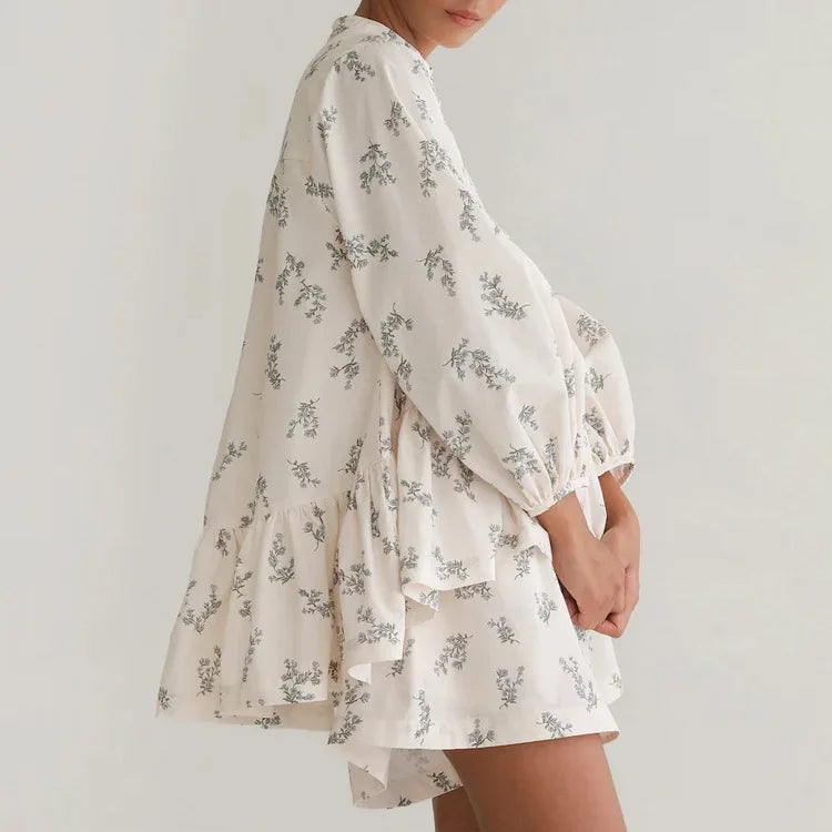 Freizeit-Zweiteiler für Damen: Modisches Set aus beigefarbenem Print, Stehkragen, Ärmeln mit Manschetten, Rüschenbluse und hoch taillierten Shorts