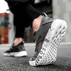 Sommer Herren Schwarze Hohl-Mesh-Sneaker Mode Atmungsaktive Leichte Freizeit-Gehschuhe Bedruckte Sohle Outdoor-Sport-Schuhe