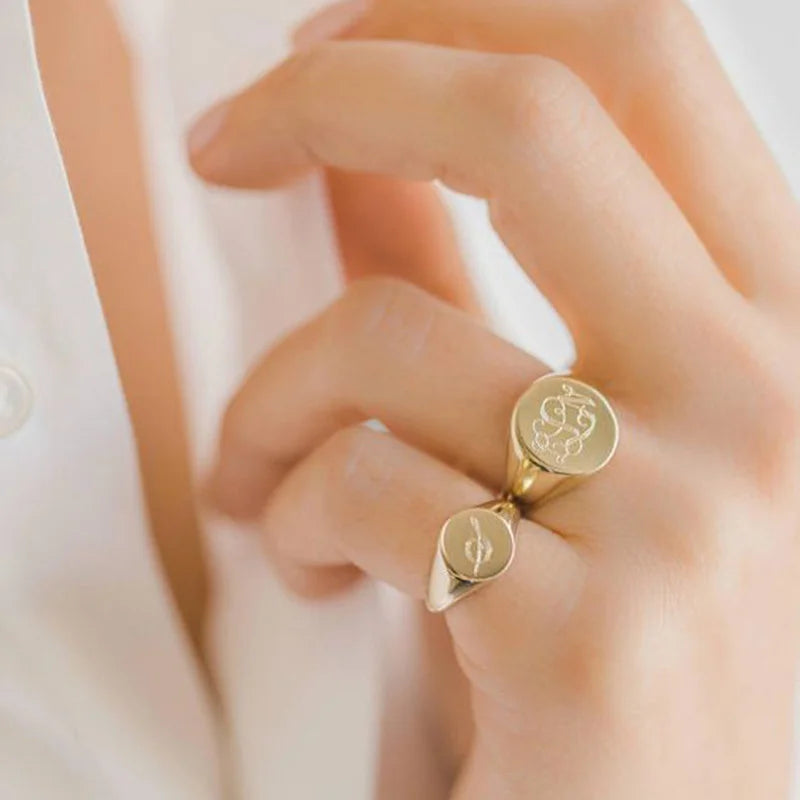 Personalisierter Damen-Siegelring, klobiger runder Initialen-Stempel, Edelstahl-Punk-Candid-Modeschmuckgeschenk für Mädchen