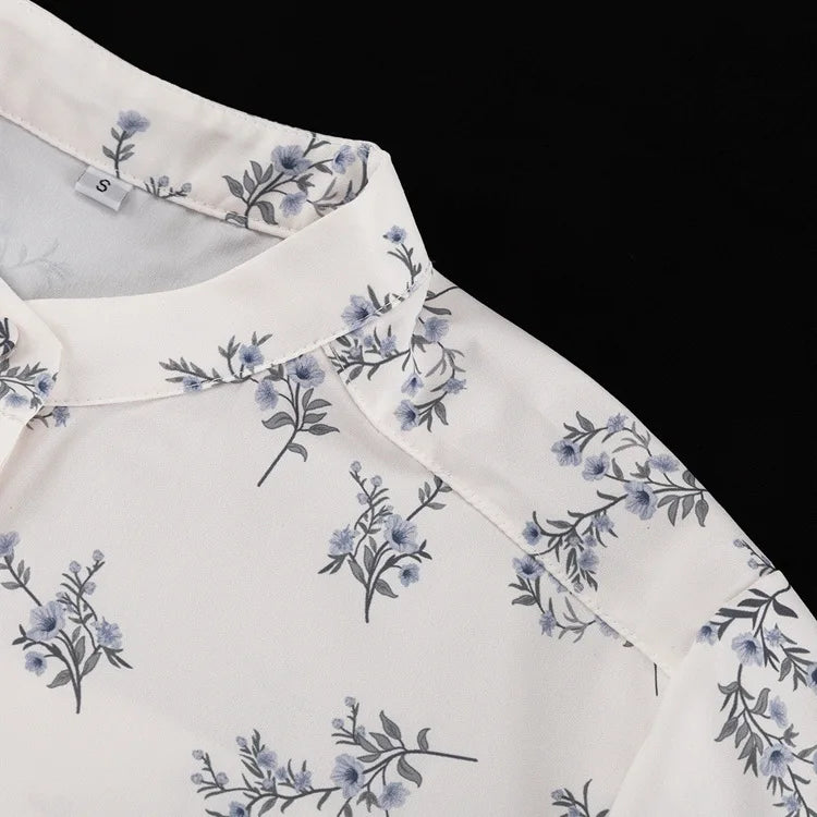 Freizeit-Zweiteiler für Damen: Modisches Set aus beigefarbenem Print, Stehkragen, Ärmeln mit Manschetten, Rüschenbluse und hoch taillierten Shorts