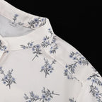 Freizeit-Zweiteiler für Damen: Modisches Set aus beigefarbenem Print, Stehkragen, Ärmeln mit Manschetten, Rüschenbluse und hoch taillierten Shorts