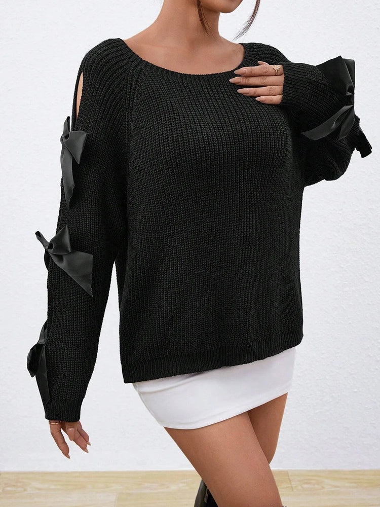 Modischer Strickpullover mit Schleifendetails, durchbrochenen Raglanärmeln und Rundhalsausschnitt im minimalistischen Stil