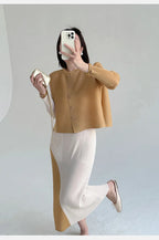 Khaki Beige Plissierte Rundhals-Knopfweste & Plissierter Color-Block-Rock Zweiteiler Fließendes Co-ord Set Minimalistisch Chic Trendy Täglich 2026