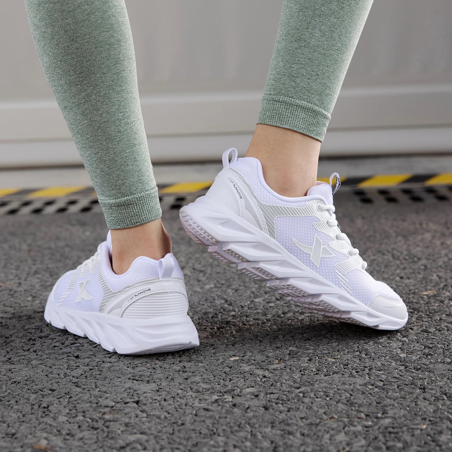 Xtep Damen Laufschuhe Verschleißfeste Freizeit-Sportschuhe Für Damen Winter Tennis Sneaker Damen Weiß 879318110073
