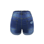 Kurze Jeansshorts mit mittlerer Taille und Rissen. Bequeme kurze Jeans im neuen Stil personalisierter Streetfashion für Damen im Sommer