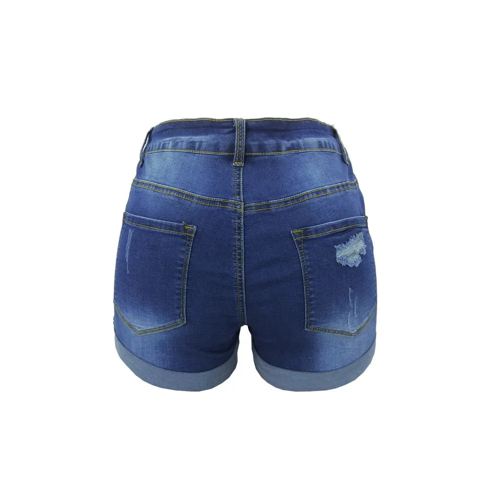Kurze Jeansshorts mit mittlerer Taille und Rissen. Bequeme kurze Jeans im neuen Stil personalisierter Streetfashion für Damen im Sommer