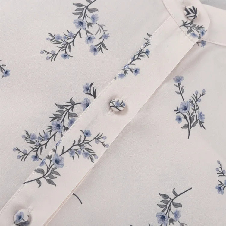 Freizeit-Zweiteiler für Damen: Modisches Set aus beigefarbenem Print, Stehkragen, Ärmeln mit Manschetten, Rüschenbluse und hoch taillierten Shorts