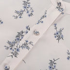 Freizeit-Zweiteiler für Damen: Modisches Set aus beigefarbenem Print, Stehkragen, Ärmeln mit Manschetten, Rüschenbluse und hoch taillierten Shorts