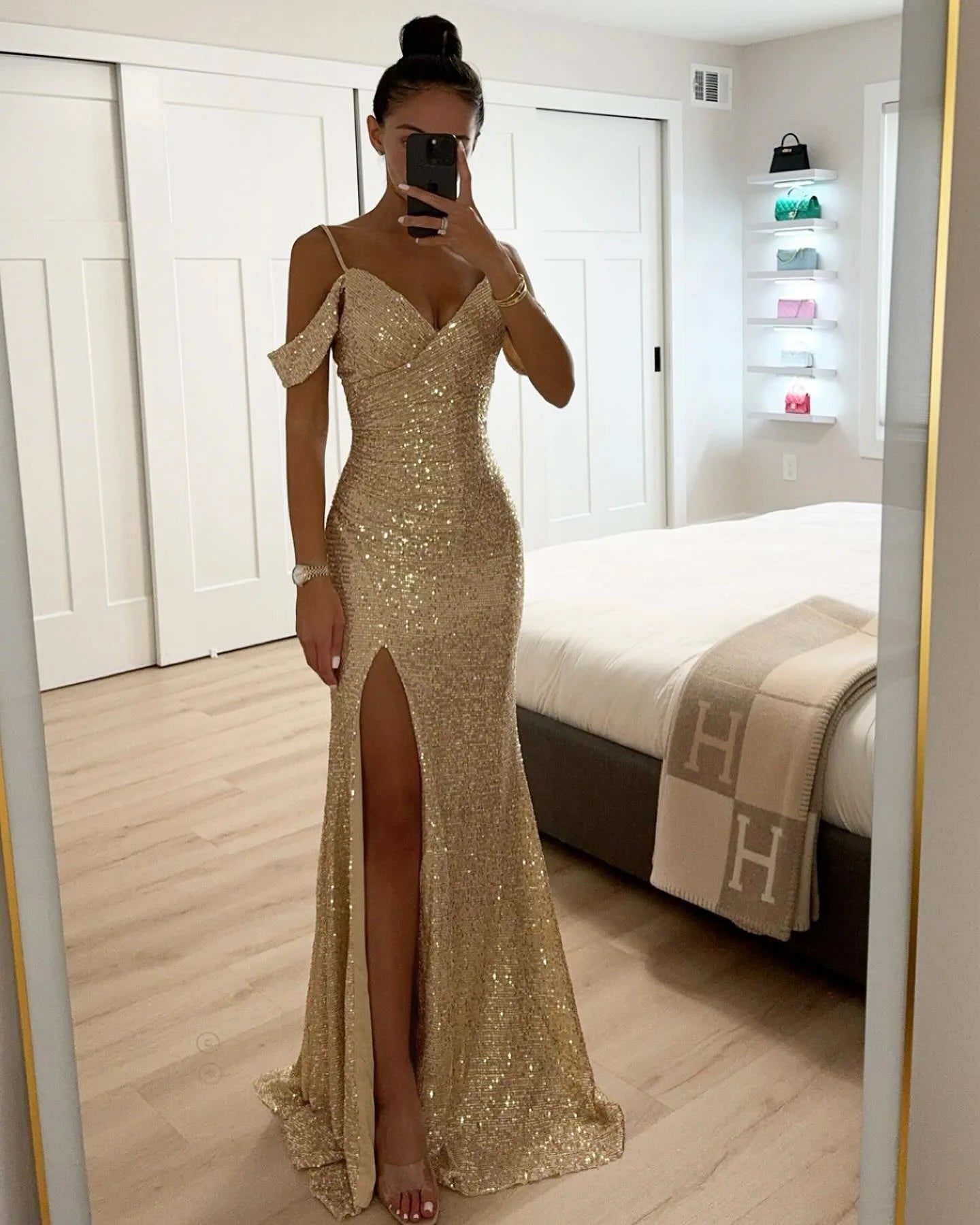 Dieses Kleid ist für die selbstbewusste Fashionista, die keine Angst hat, ihre Individualität zu zeigen