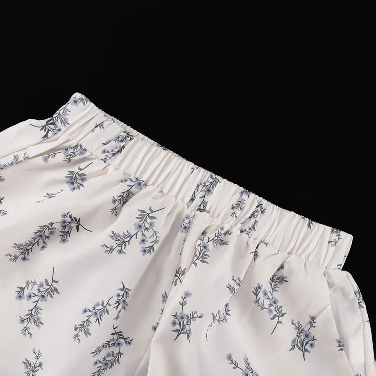 Freizeit-Zweiteiler für Damen: Modisches Set aus beigefarbenem Print, Stehkragen, Ärmeln mit Manschetten, Rüschenbluse und hoch taillierten Shorts