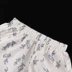 Freizeit-Zweiteiler für Damen: Modisches Set aus beigefarbenem Print, Stehkragen, Ärmeln mit Manschetten, Rüschenbluse und hoch taillierten Shorts