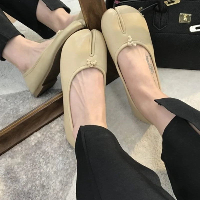 Mode Weiches Leder geteilter Zeh Damen Tabi Ballettschuhe Frühling Herbst Bequeme Spaziergänger Faulenzer Slipper Lässige Mädchen Tanzschuhe
