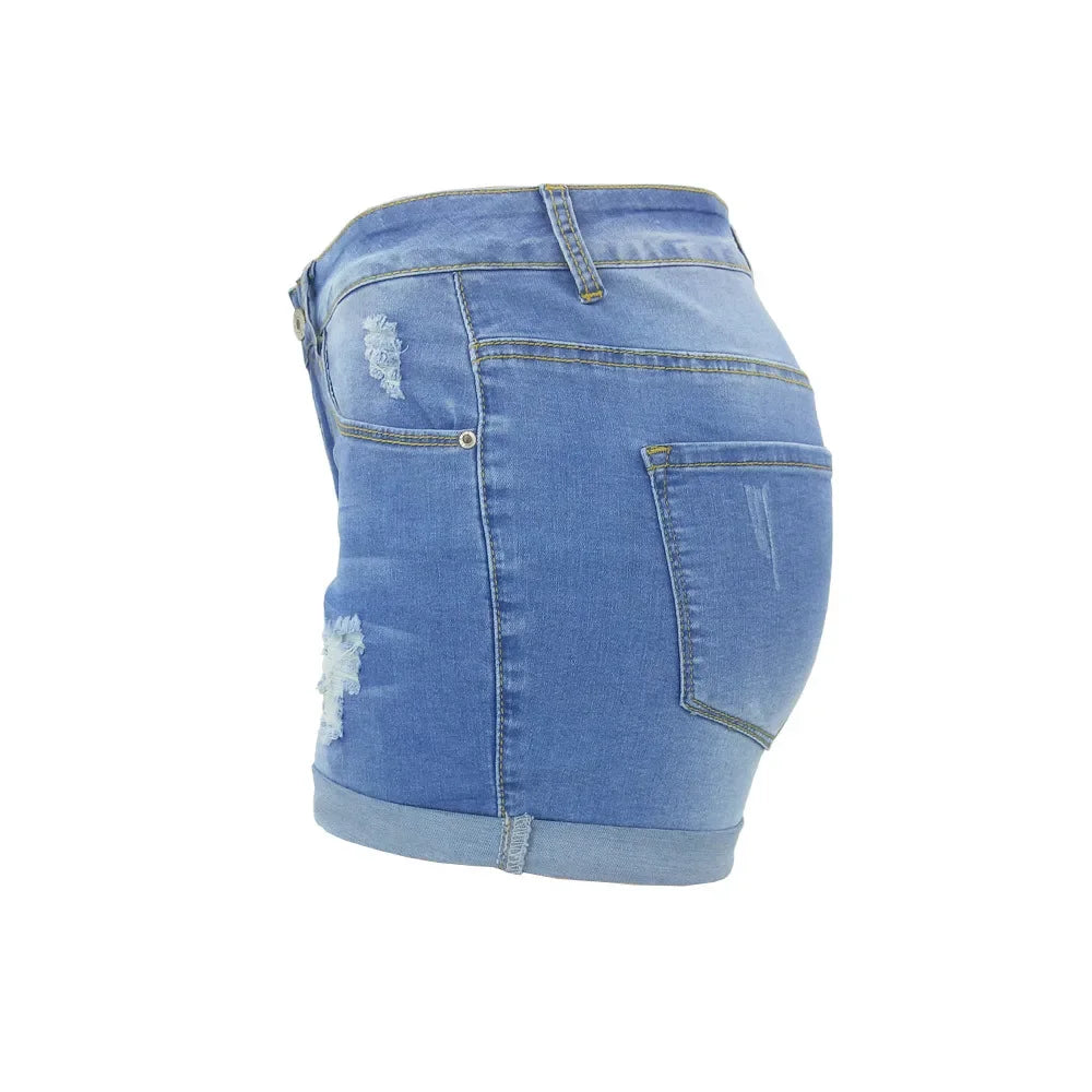 Kurze Jeansshorts mit mittlerer Taille und Rissen. Bequeme kurze Jeans im neuen Stil personalisierter Streetfashion für Damen im Sommer
