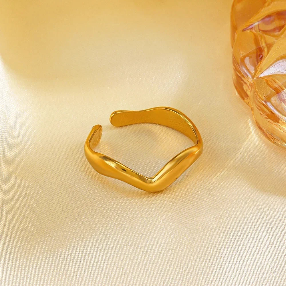 LATS Edelstahl Goldfarbene Ringe für Damen und Herren 2024 Farbecht Beliebte Party Personalisierte Überzogene Charms Schmuck Geschenke