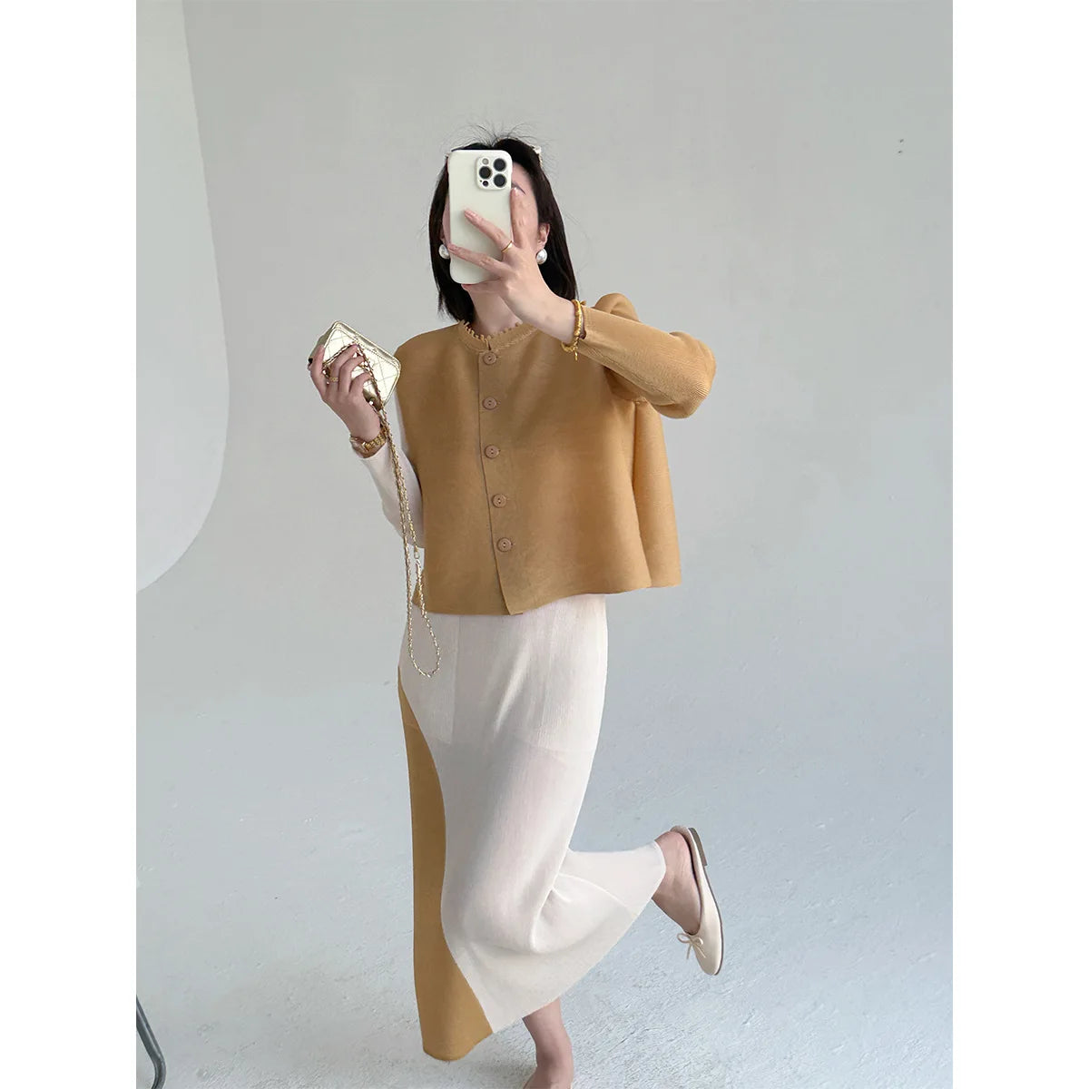 Khaki Beige Plissierte Rundhals-Knopfweste & Plissierter Color-Block-Rock Zweiteiler Fließendes Co-ord Set Minimalistisch Chic Trendy Täglich 2026 Zweitbild