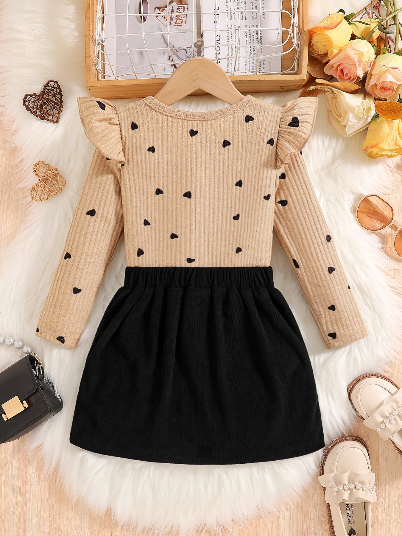 2-Piece Set for Girls in Spring and Autumn: Fashionable and Elegant Dress Set for Young Girls, Featuring a Round Neck, Ribbed Lace, Flutter Sleeves, Heart and Polka Dot Print Long-Sleeve Top + Black Skirt with Bow and Button Zweitbild