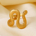 LATS Edelstahl Goldfarbene Ringe für Damen und Herren 2024 Farbecht Beliebte Party Personalisierte Überzogene Charms Schmuck Geschenke