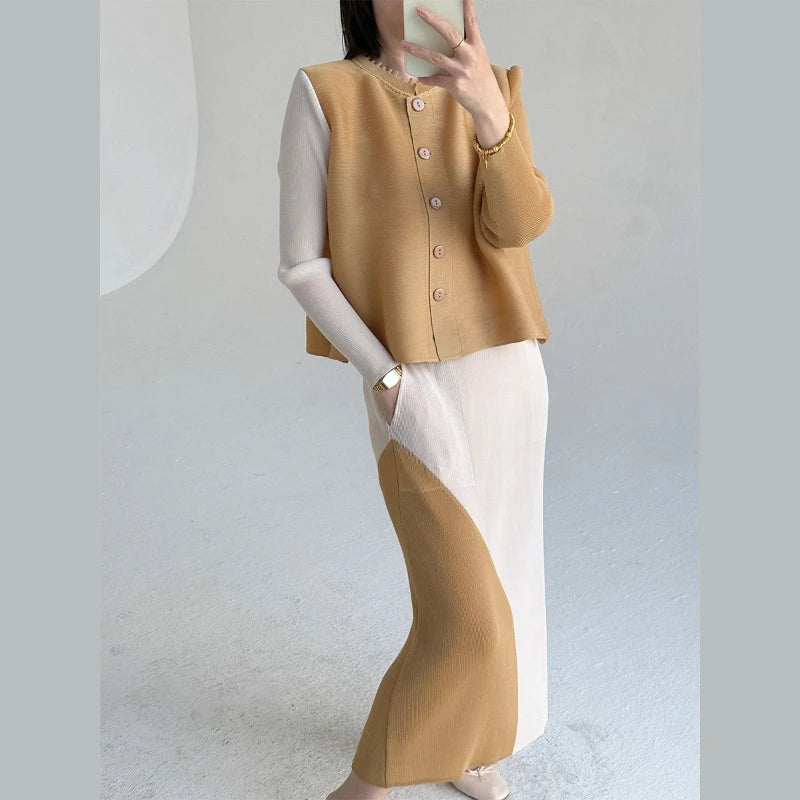 Khaki Beige Plissierte Rundhals-Knopfweste & Plissierter Color-Block-Rock Zweiteiler Fließendes Co-ord Set Minimalistisch Chic Trendy Täglich 2026 Hauptbild