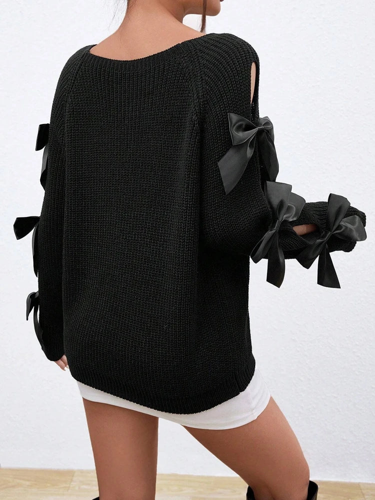 Modischer Strickpullover mit Schleifendetails, durchbrochenen Raglanärmeln und Rundhalsausschnitt im minimalistischen Stil