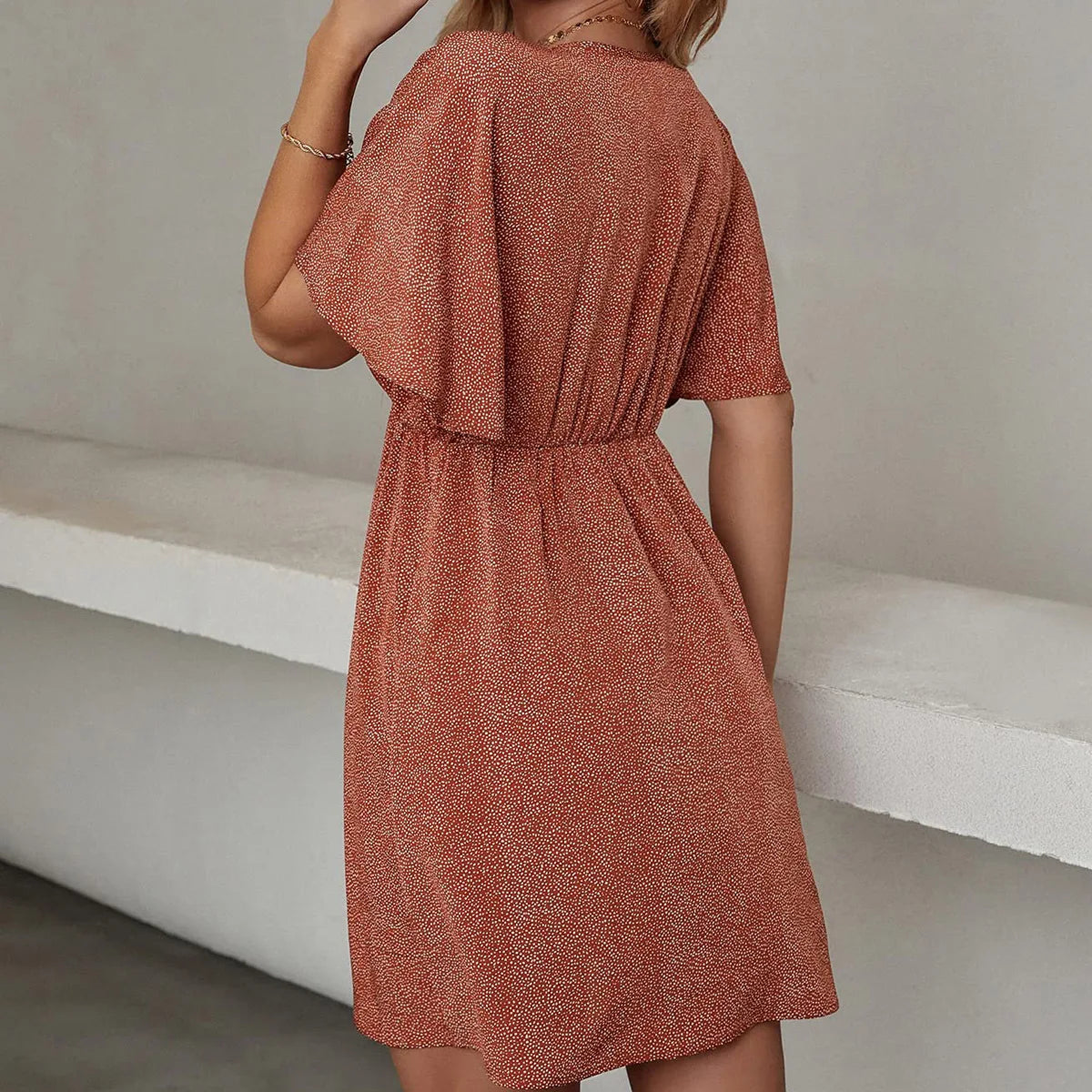 2024 Europa und die Vereinigten Staaten Frühling und Sommer neues Damenkleid Druck V-Ausschnitt Kurzarm Freizeit lockeres Kleid Frauen Zweitbild