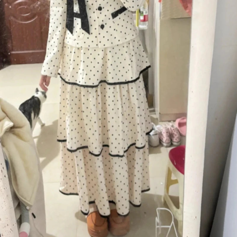 Koreanische Mode Elegantes beiges Polka-Dot-Damen-Set Langarm-Ein-Knopf-Oberteil Hohe Taille A-Linie Rüschen-Stufenrock 2-teilig