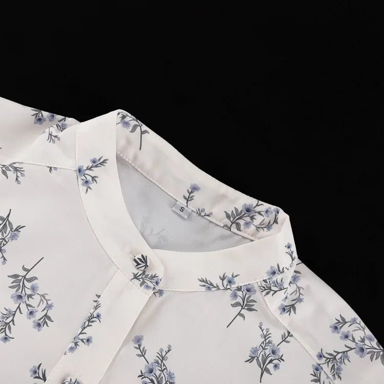 Freizeit-Zweiteiler für Damen: Modisches Set aus beigefarbenem Print, Stehkragen, Ärmeln mit Manschetten, Rüschenbluse und hoch taillierten Shorts