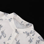 Freizeit-Zweiteiler für Damen: Modisches Set aus beigefarbenem Print, Stehkragen, Ärmeln mit Manschetten, Rüschenbluse und hoch taillierten Shorts