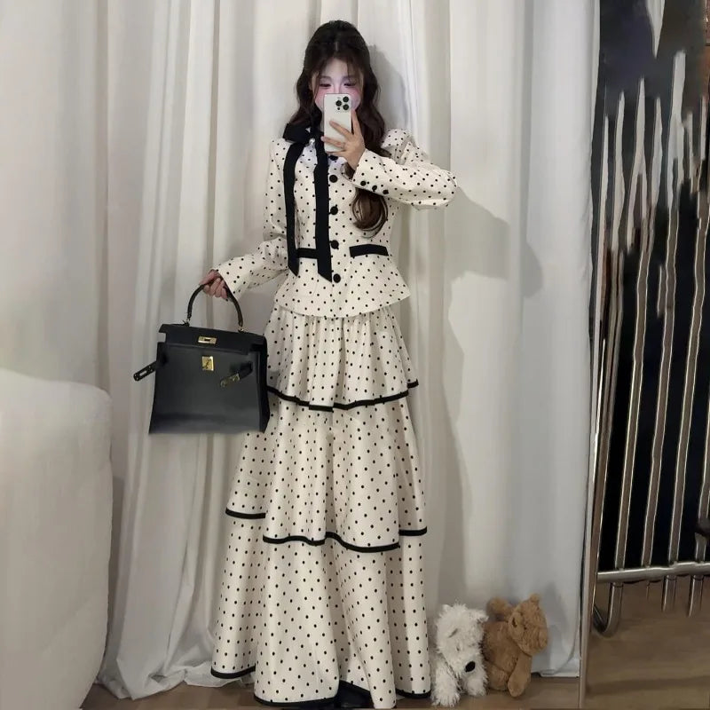Koreanische Mode Elegantes beiges Polka-Dot-Damen-Set Langarm-Ein-Knopf-Oberteil Hohe Taille A-Linie Rüschen-Stufenrock 2-teilig Zweitbild
