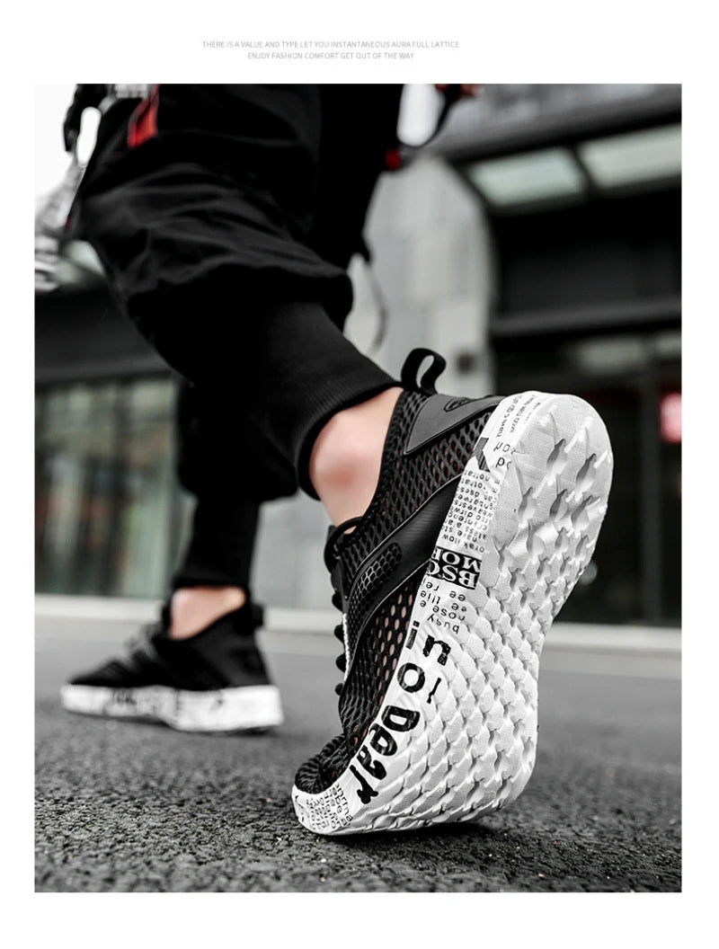 Sommer Herren Schwarze Hohl-Mesh-Sneaker Mode Atmungsaktive Leichte Freizeit-Gehschuhe Bedruckte Sohle Outdoor-Sport-Schuhe