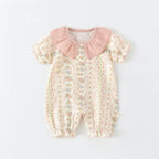Baby Bodysuit Sommer 2026 Blumendruck Baumwolle Peter-Pan-Kragen Puffärmel Strampler für Mädchen Weiches atmungsaktives Outfit