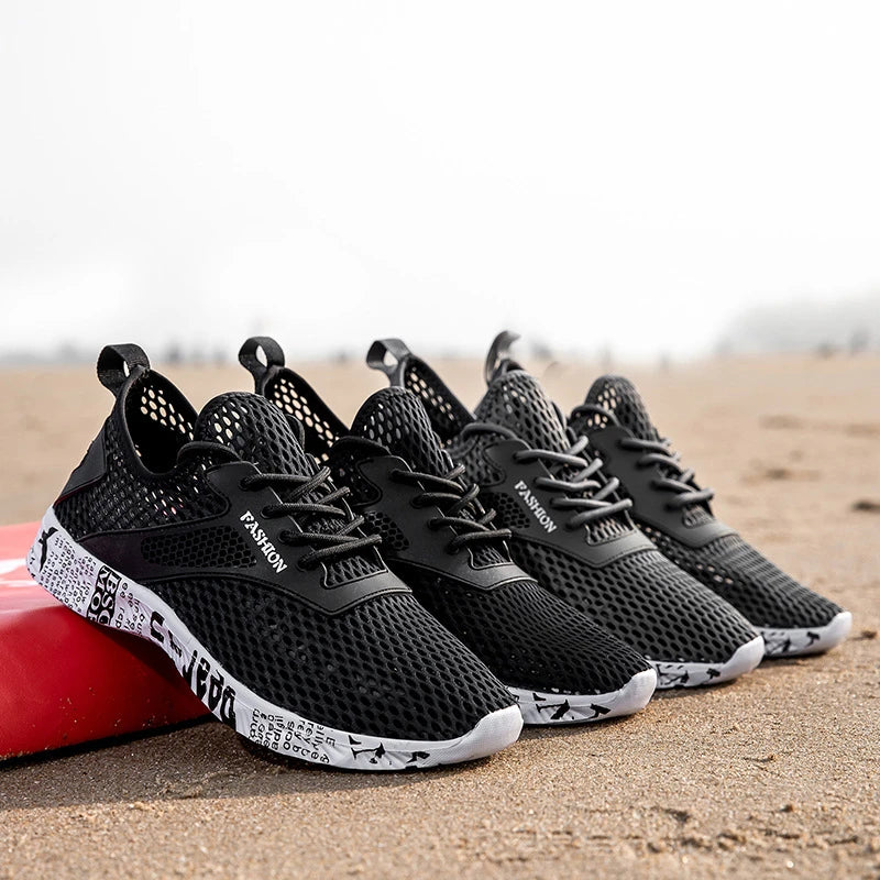 Sommer Herren Schwarze Hohl-Mesh-Sneaker Mode Atmungsaktive Leichte Freizeit-Gehschuhe Bedruckte Sohle Outdoor-Sport-Schuhe