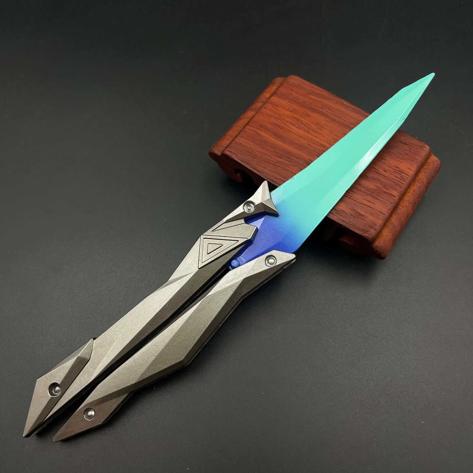 Taktischer Shooter faltbares Schmetterlingsmesser – 3D graviertes Sammlerstück tragbares Nahkampf-Ausrüstungsstück für Cosplay/Gaming-Zubehör Geschenke