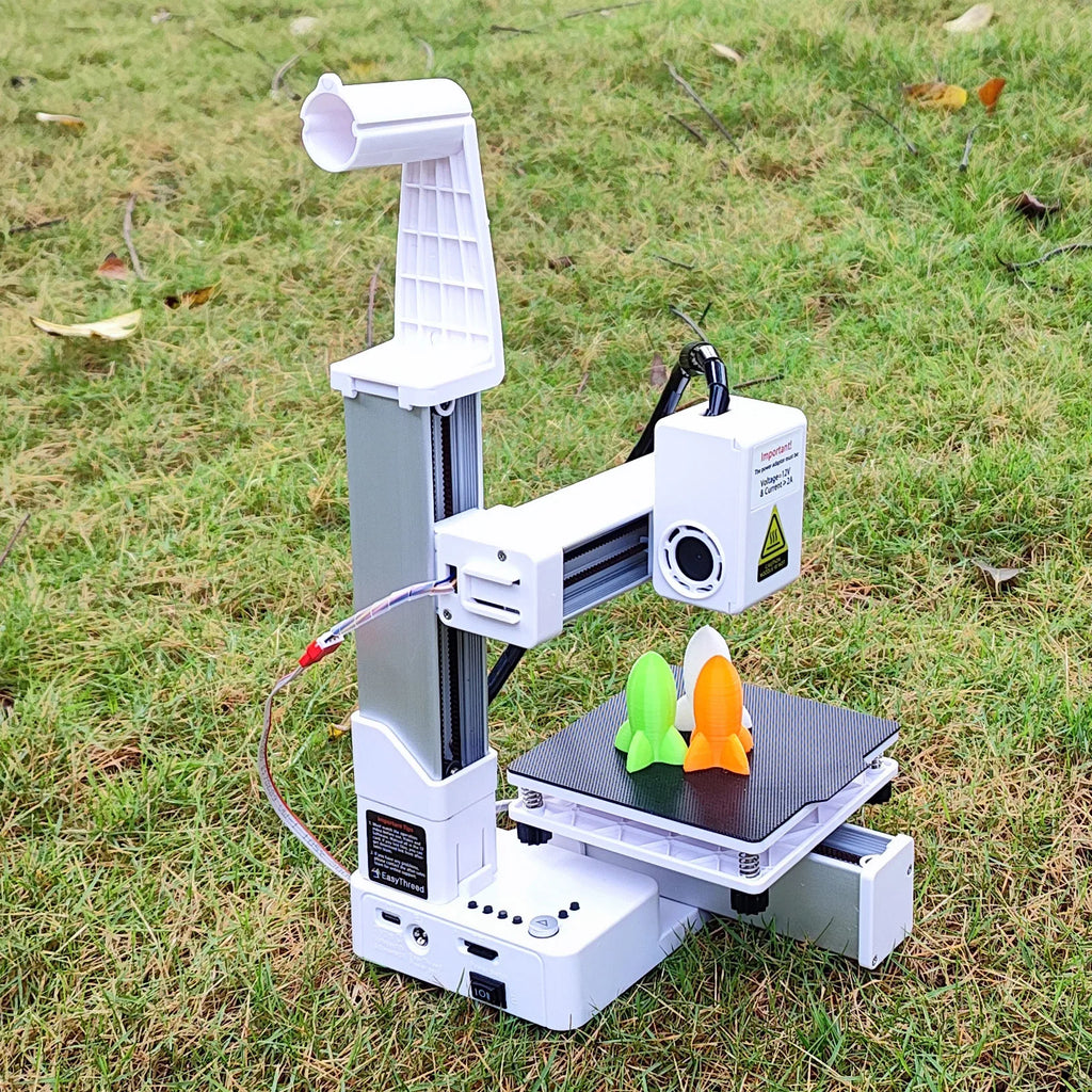 EasyThreed 3D-Drucker Einsteigermodell, kompatibel mit PLA- und TPU-1,75-mm-Filament, inklusive Netzadapter.
