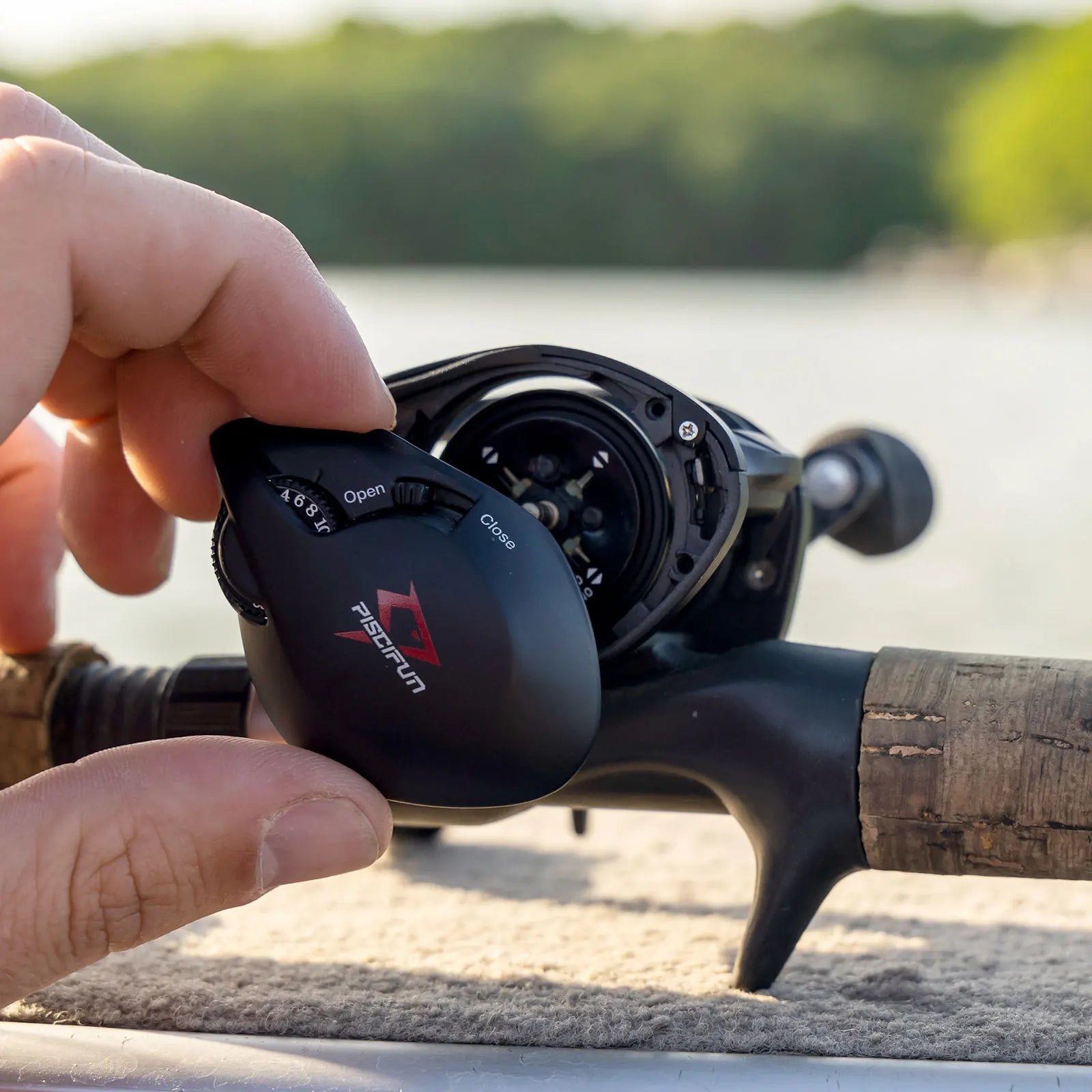 Piscifun Carbon XCS Baitcaster Rolle 8kg Bremskraft 156g Baitcasting Angelrolle 8,1:1 Übersetzung Duales Bremssystem Rahmenwurfrolle