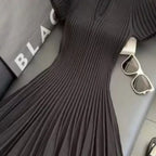 Neues schwarzes Strickkleid Modischer eleganter Stil, der einen göttlichen Charme ausstrahlt – figurbetontes Kleid mit Taillierung