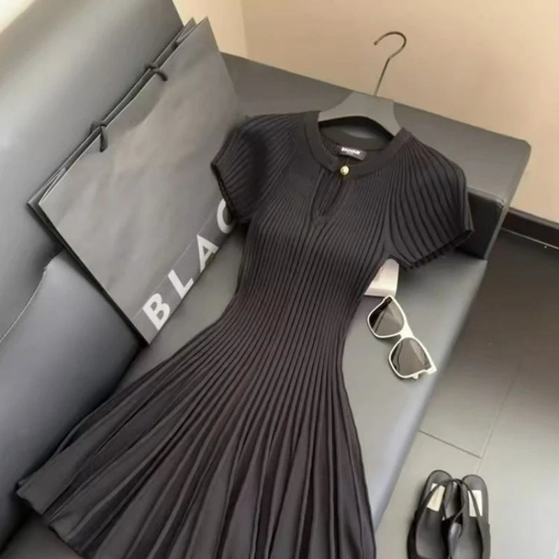 Neues schwarzes Strickkleid Modischer eleganter Stil, der einen göttlichen Charme ausstrahlt – figurbetontes Kleid mit Taillierung